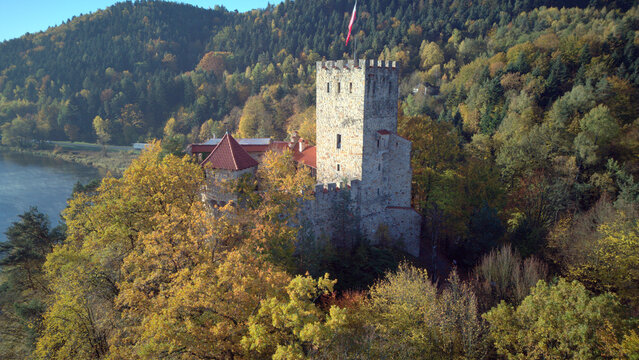 Zamek Tropsztyn w Wytrzyszczce nad Jeziorem Czchowskim, nad Dunajcem, Małopolska 
Polska, Europa