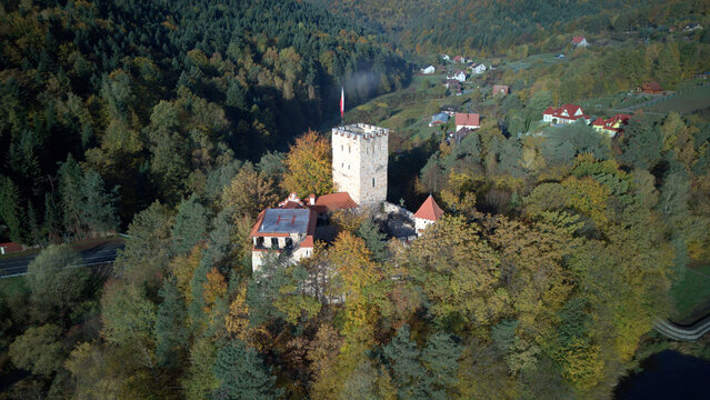 Zamek Tropsztyn w Wytrzyszczce nad Jeziorem Czchowskim, nad Dunajcem, Małopolska 
Polska, Europa