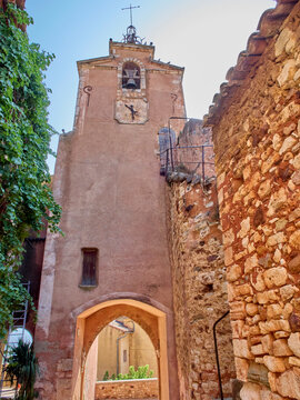 The Beffroi de Roussillon, also known as the Tour de l'Horloge or the Castrum gate. Gate with a Clock Tower and a bell in Roussillon.  Luberon, Provence, Vaucluse, France, Europe