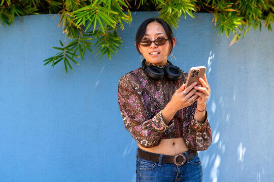 headphones neck using smartphone