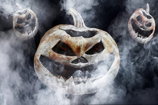 Halloween Hintergrund. Unheimliche gruselige K&uuml;rbisse bei Nacht im Nebel