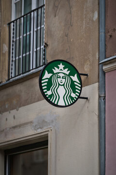 Werbung f&uuml;r die amerikanische Kaffeehauskette Starbucks in der Altstadt von Danzig, Gdansk in Polen