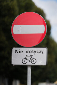 Einfahrt verboten Schild mit einem Hinweisschild in polnischer Sprache Nie dotyczy, f&uuml;r Fahrradfahrer nicht zutreffend