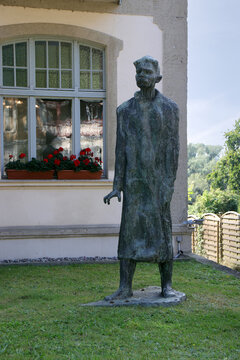 bronzestatue von maxim gorki in heringsdorf, august 2025
