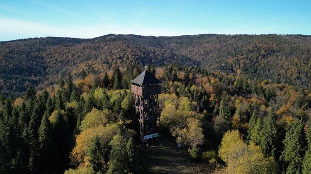 G&oacute;ry Gorce - Polska

Wieża widokowa w Magurkach i przepiękne widoki na Gorce i Tatruy na horyzoncie nagrane dronem w wysokiej jakości jesienną porą. Kolorowe drzewa, panorama g&oacute;r, Tatry, Gorce, drzewa