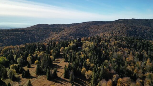 G&oacute;ry Gorce - Polska

Wieża widokowa w Magurkach i przepiękne widoki na Gorce i Tatruy na horyzoncie nagrane dronem w wysokiej jakości jesienną porą. Kolorowe drzewa, panorama g&oacute;r, Tatry, Gorce, drzewa