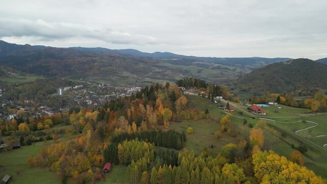 Szczawnica - Polska
Piękne jesienne widoki z Palenicy, g&oacute;rą nad Szczawnicą nagrne dronem. Kolorowe drzewa, Przełom Dunajca, Trzy Korony, Sokolica, chmury, pola, g&oacute;ry