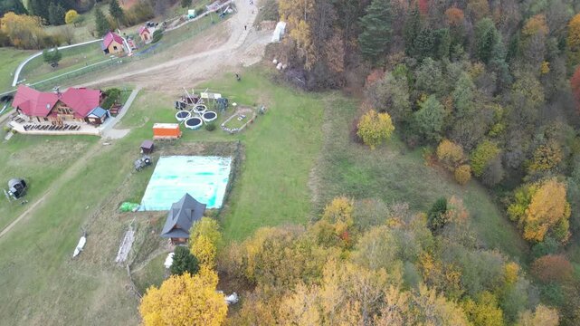 Szczawnica - Polska
Piękne jesienne widoki z Palenicy, g&oacute;rą nad Szczawnicą nagrne dronem. Kolorowe drzewa, Przełom Dunajca, Trzy Korony, Sokolica, chmury, pola, g&oacute;ry
