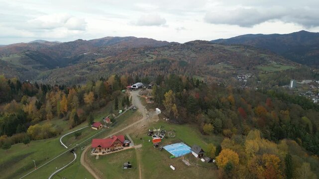 Szczawnica - Polska
Piękne jesienne widoki z Palenicy, g&oacute;rą nad Szczawnicą nagrne dronem. Kolorowe drzewa, Przełom Dunajca, Trzy Korony, Sokolica, chmury, pola, g&oacute;ry