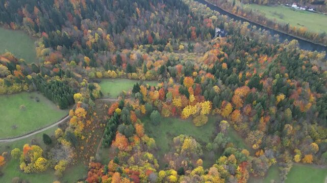 Szczawnica - Polska
Piękne jesienne widoki z Palenicy, g&oacute;rą nad Szczawnicą nagrne dronem. Kolorowe drzewa, Przełom Dunajca, Trzy Korony, Sokolica, chmury, pola, g&oacute;ry