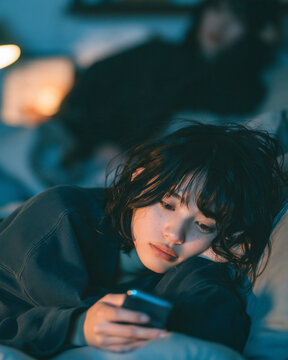 夜遅くまでSNSを閲覧し眠れず疲れを抱える現代の若者の生活習慣イメージ
