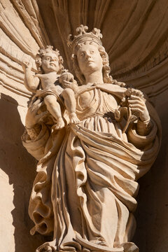Mary holding baby Jesus