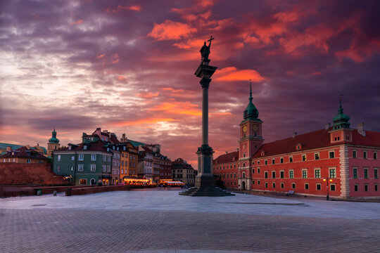 Sunset view of Castle Square and Sigismund Column in Warsaw, Poland