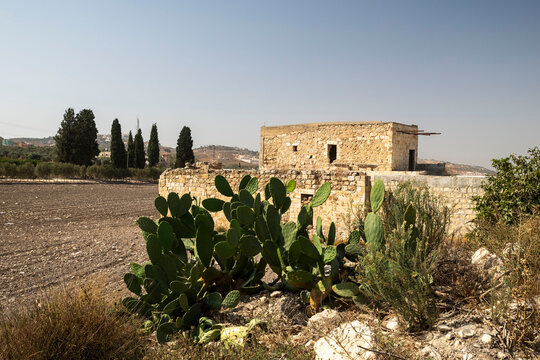 Tel Dothan, West Bank, Samaria: Old building ruins and stone-lined well known as Jubb Yusuf, Joseph&rsquo;s Well, at the foot of the archaeological mound, linked to the biblical story of Joseph.