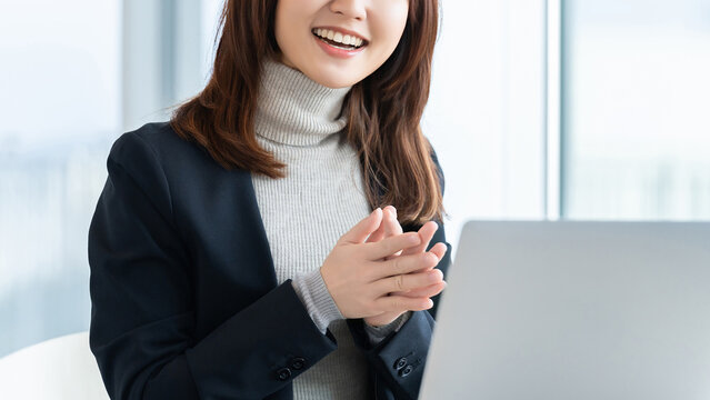 笑顔で対話をする女性・ビジネスウーマン