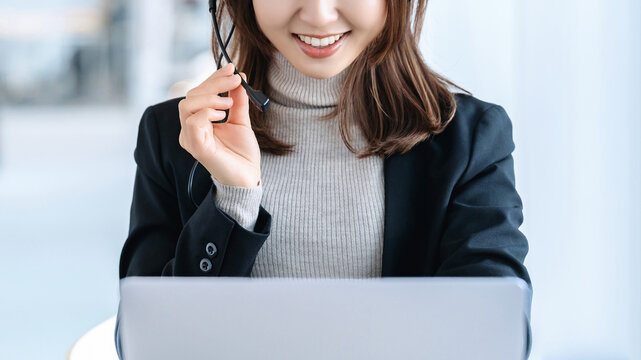 笑顔で話す電話オペレーターの女性・ビジネスウーマン