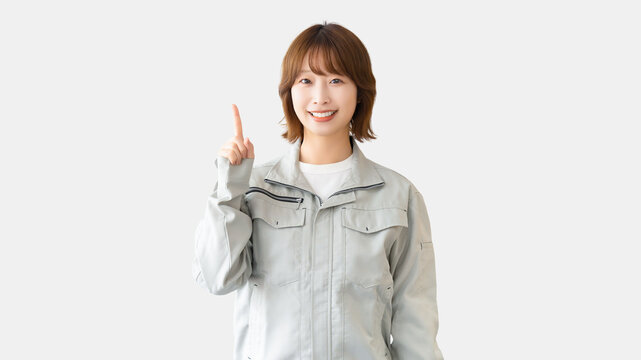 案内をする作業服を着た女性