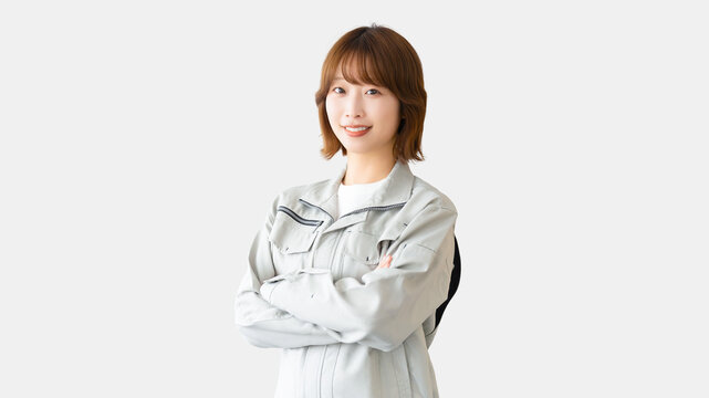 腕組みをする作業風を着た女性