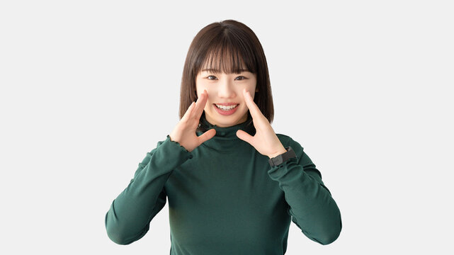 呼びかける笑顔の女性