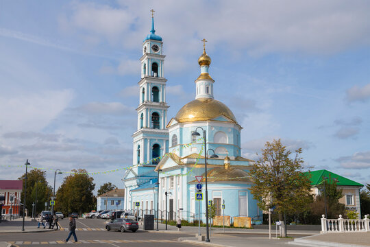 Church of the Introduction into the temple of the Holy Virgin Mary (between 1802 and 1817) on a September day. Kashira, Moscow oblast