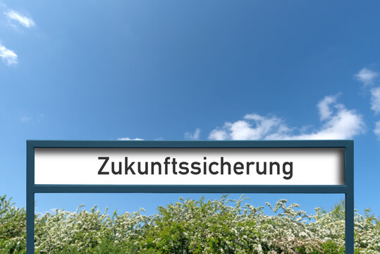 Schild mit der Aufschrift Zukunftssicherung vor blauem Himmel als Symbol f&uuml;r Vorsorge und Absicherung