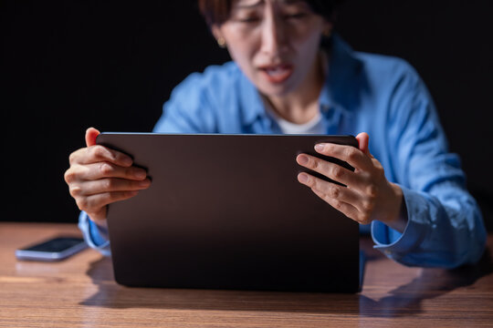 情報漏洩　不正アクセス　女性　パソコン