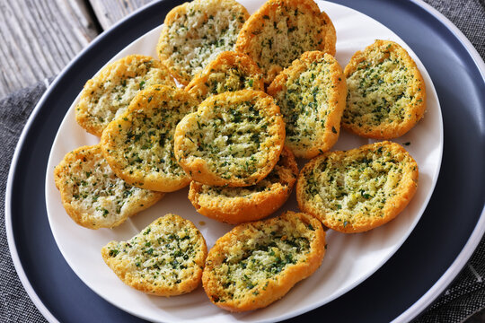 Toasted garlic baguette slices with dry parsley