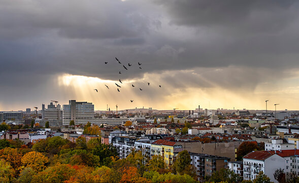 Spektakul&auml;re Stadtansicht von Berlin, Blick vom Volkspark Humboldthain in Richtung Wedding im Herbst, 