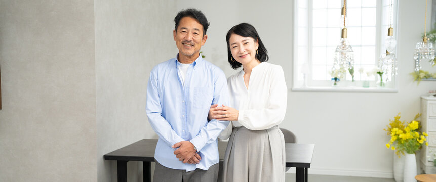 ミドル男性と女性の仲良し熟年夫婦　ライフスタイルイメージ