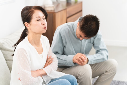 ソファーに座っている熟年夫婦