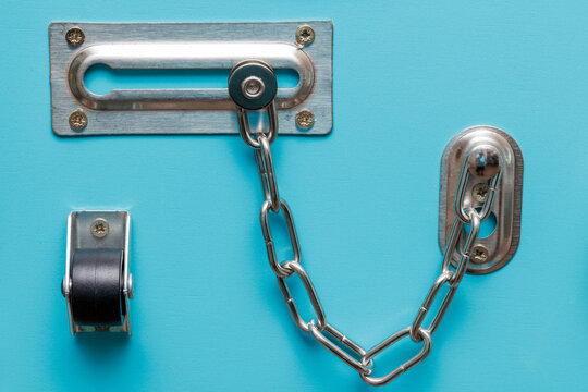 Metal chain connects two locking plates