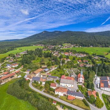 Die Gemeinde Lohberg im Naturpark Oberer Bayerischer Wald in der Oberpfalz von oben