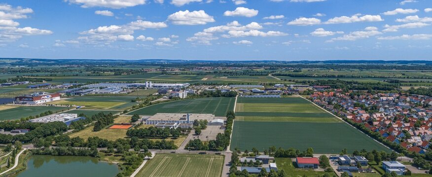 Ausblick auf Mertingen im Kreis Donau-Ries in Bayerisch-Schwaben im Sommer