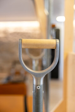 Shovel handle with wooden grip and metal d-shaped frame