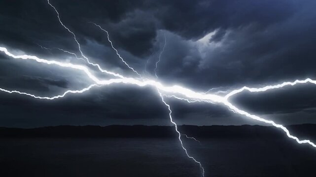 暗闇の中央で青白い激しい雷光が炸裂し周囲に電気エネルギーが飛び散るダイナミック全景