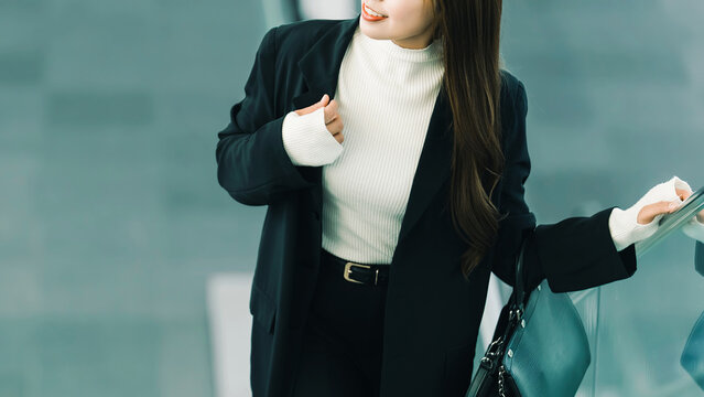 オフィスビルを歩く女性・ビジネスウーマン