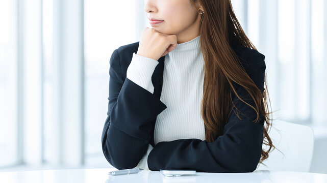 考えごとをする女性・ビジネスウーマン