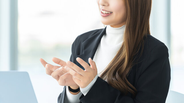 笑顔で対話をする女性・ビジネスウーマン