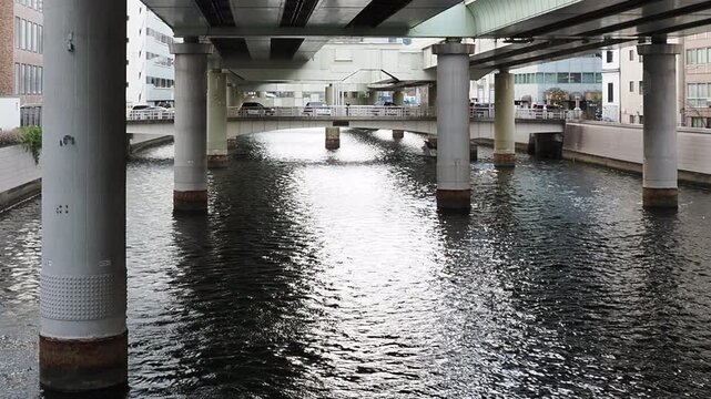 日本橋を流れる河川と首都高速道路