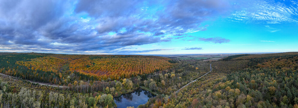 vue a&eacute;rienne panoramique des for&ecirc;ts de Douaumont et Vaux , en Meuse pr&egrave;s de Verdun. L'automne en Lorraine, avec des arbres au feuillage multicolore et un ciel tr&egrave;s nuageux.