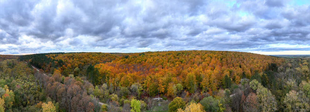 vue a&eacute;rienne panoramique des for&ecirc;ts de Douaumont et Vaux , en Meuse pr&egrave;s de Verdun. L'automne en Lorraine, avec des arbres au feuillage multicolore et un ciel tr&egrave;s nuageux.