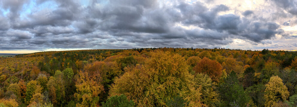 vue a&eacute;rienne panoramique des for&ecirc;ts de Douaumont et Vaux , en Meuse pr&egrave;s de Verdun. L'automne en Lorraine, avec des arbres au feuillage multicolore et un ciel tr&egrave;s nuageux.
