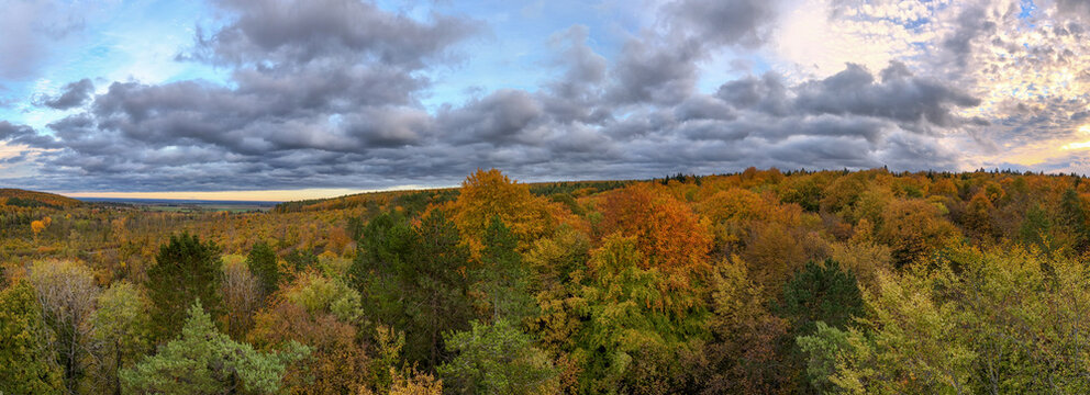 vue a&eacute;rienne panoramique des for&ecirc;ts de Douaumont et Vaux , en Meuse pr&egrave;s de Verdun. L'automne en Lorraine, avec des arbres au feuillage multicolore et un ciel tr&egrave;s nuageux.