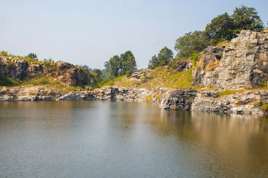Marble Lake in Purulia&rsquo;s Ayodhya Pahar captivates visitors with crystal-clear waters, rocky surroundings, peaceful scenery, lush greenery, and picturesque landscapes.