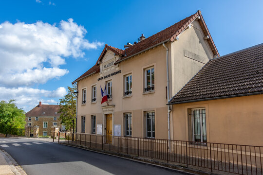 Vue ext&eacute;rieure de la mairie de Vauhallan, France, commune fran&ccedil;aise situ&eacute;e dans le d&eacute;partement de l'Essonne, en r&eacute;gion &Icirc;le-de-France