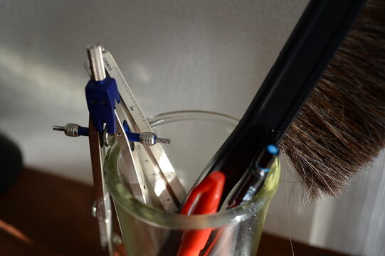 Close-up of drafting tools and brushes in a glass container / ガラス容器に入った製図道具とブラシのクローズアップ