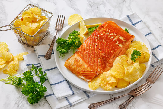 Smoked salmon portion with crispy potato chips