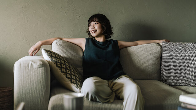 ソファに座ってリラックスする女性