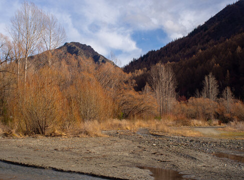 Autumn landscape along the Arrow River in Arrowtown, New Zealand