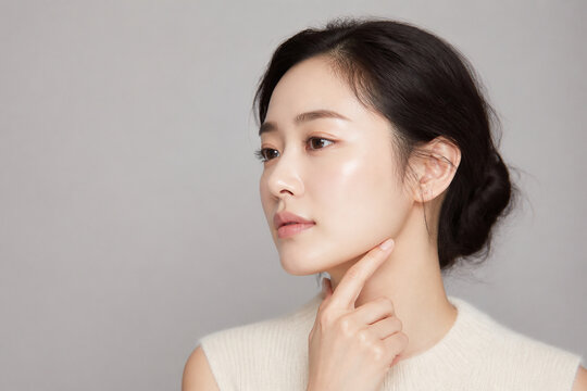 顎に指を添えて横を見る日本人女性